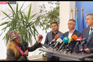 Илиана ябълка даваше даваше още подаваше на Кара Мустафа Паша