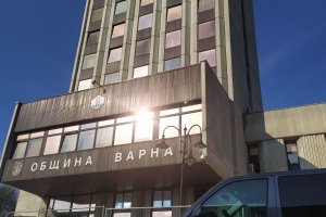 Служители на Дирекция Противодействие на корупцията в КПКОНПИ влязоха днес