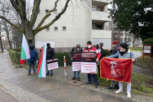 Десетки българи се събраха на първия от трите протеста организирани