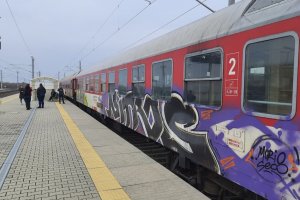 Три влака стоят блокирани от няколко часа заради инцидент на гара