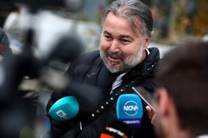 Ситуацията около селекционера на националния отбор Ясен Петров продължава да