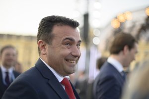 Македонският премиер Зоран Заев се отказа да подаде двойна оставка