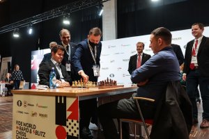 Световният шампион Магнус Карлсен поведе след първия ден на първенството