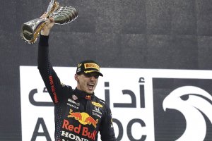 Макс Верстапен спечели титлата във Формула 1 в дуел срещу