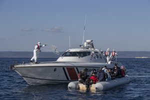 Поне 16 души загинаха след като гемия с мигранти се