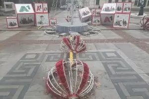 A1 махна грозната коледна украса пред Народния театър 