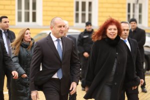 В понеделник Румен Радев влезе усмихнат в Народното събрание Имаше