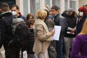 Опашки за ваксини се извиха през последните дни пред столичните