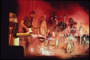 В изненадващ ход Пинк Флойд издадоха дузина концертни албуми които