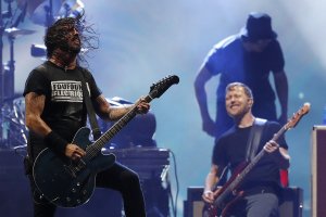 Ден след като Foo Fighters обявиха датите за предстоящото си