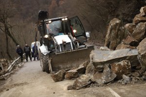 Поне до утре сутрин ще бъде затворен за движение пътят