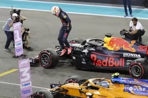 Верстапен потегля от първа позиция към титлата във Формула 1