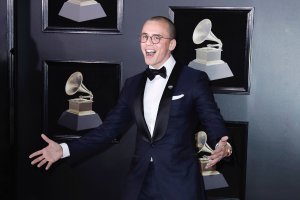 1 800 273 8255 парчето на рапъра Logic известно и само като 1 800
