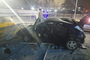 Автомобил се вряза с висока скорост в магазин и сервиз