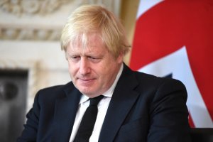 Борис Джонсън беше призован да подаде оставка заради незаконно коледно