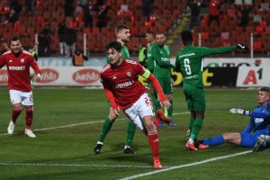 Интригата за титлата се възвърна след последния мач за годината