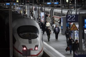 Трима души са ранени при експлозия причинена от бомба от