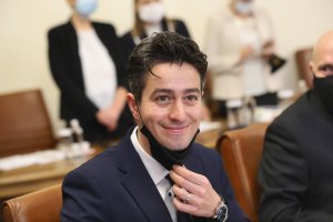  настоява културния министър да подаде своята оставка след неадекватното видео