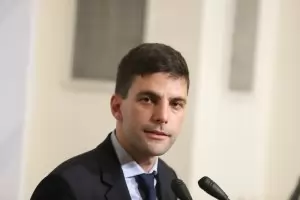 Председателят на НС не знае
как Пеевски получава заплата