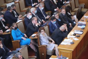 Новото българско и фигурите на политическата шахматна дъска се подредиха