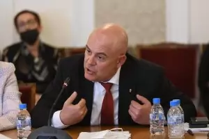 Пред КС Гешев се обяви за недосегаем