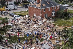 Мощни торнада в САЩ отнеха живота на поне 90 човека съобщи