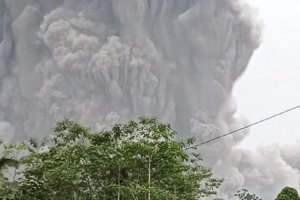 Вулканът Семеру в индонезийската провинция Източна Ява днес изригна и