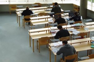 Кандидат студентите по специалностите медицина дентална медицина и фармация ще полагат приемни