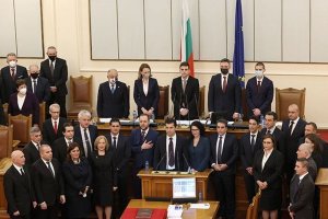 Президентът Румен Радев започва втория си мандат си с традиционно високо