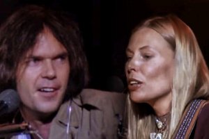 Джони Мичъл обяви че премахва музиката си от Spotify в знак