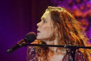 Бет Харт пусна своя кавър версия на класиката Black Dog