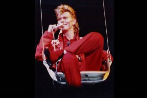 Издателското подразделение на звукозаписната компания Warner се договори с роднинитее на Дейвид