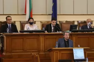 Интрига в НС около зеления сертификат сближи ИТН и „Възраждане“