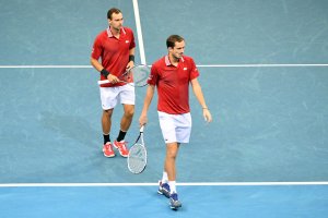 Защитаващият титлата си състав на Русия и тимът на Канада