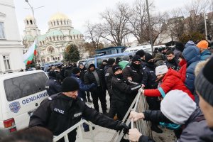 Със странна пасивност и безразличие парламентарните политически сили посрещнаха атаката
