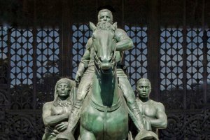 Бронзовата статуя на президента на САЩ Теодор Рузвелт която стоеше