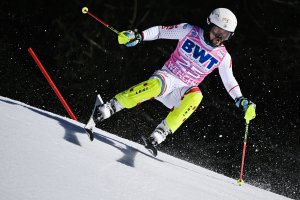 Най добрият ни скиор в алпийските дисциплини Алберт Попов доказа