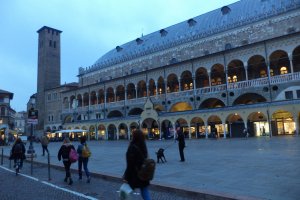 Захласнати по славата и красотата на Венеция туристите често пропускат