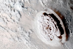 Цунами връхлетя тихоокеанския архипелаг Тонга след изригването на подводен вулкан