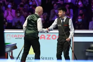 Рекордьорът на “Мастърс“ елиминира шампиона на UK Championship