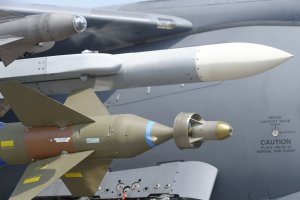 ОАЕ свалиха ракета по време на посещението на израелския президент