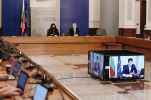 Правителството управлява едва от месец   така че първо ще отбележим похвалните неща