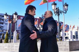 Когато искат да си кажат нещо важно дипломатите не започват