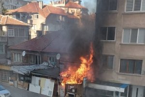 Двама души са пострадали при пожар в къща между жилищни