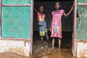 Броят на загиналите от мощната буря която удари три южноафрикански