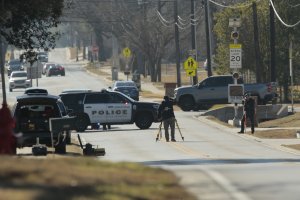 Полицията в Обединеното кралство е арестувала двама тийнейджъри във връзка