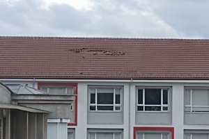 Бурният вятър във вторник отнесе част от покрива на варненското