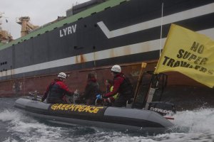 Огромен траулер изхвърли над 100 000 мъртви риби в Атлантическия