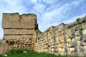Любителите на исторически забележителности в България знаят крепостта Червен като една от