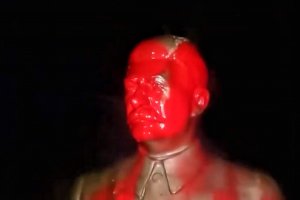 Неизвестни са облели с червена боя нов паметник на Йосиф